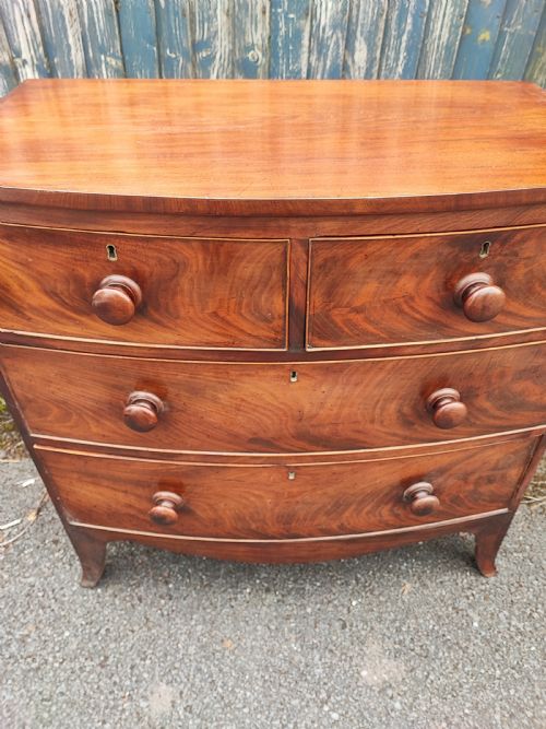 A SMALL REGENCY MAHOGANY BOWFRONT CHEST OF DRAWERS - ADDITIONAL PHOTO 6