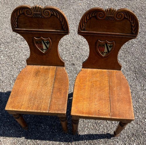 A PAIR OF REGENCY HALL CHAIRS IN OAK WITH HERALDIC PAINTED CRESTS - ADDITIONAL PHOTO 3