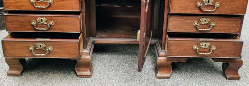 A QUALITY GEORGIAN MAHOGANY KNEEHOLE DESK - ADDITIONAL PHOTO 2