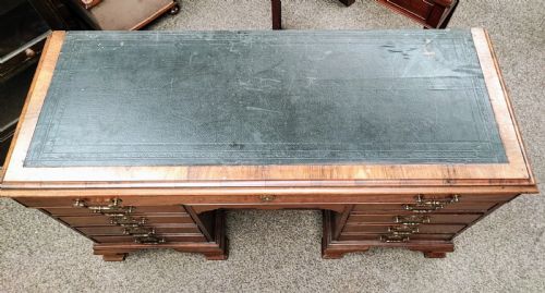 A QUALITY GEORGIAN MAHOGANY KNEEHOLE DESK - ADDITIONAL PHOTO 3