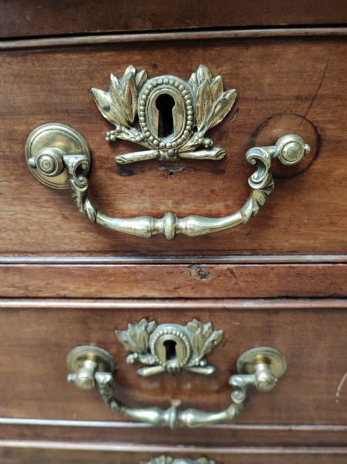 A QUALITY GEORGIAN MAHOGANY KNEEHOLE DESK - ADDITIONAL PHOTO 4