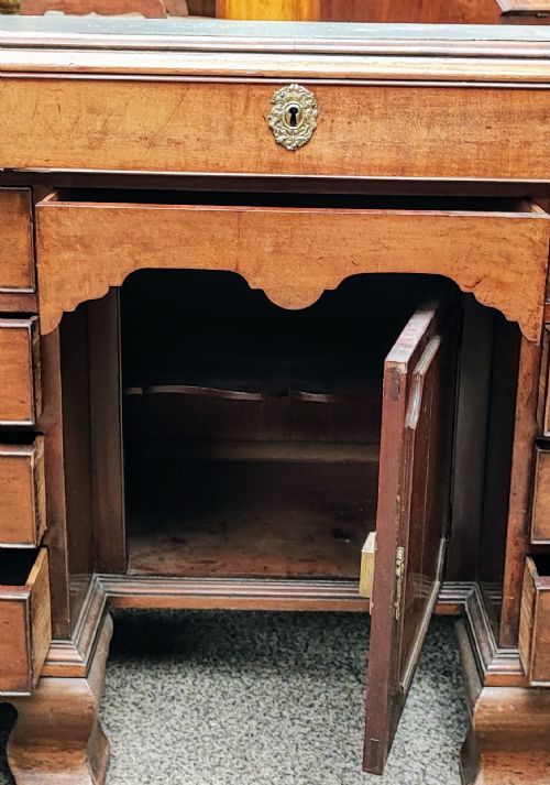 A QUALITY GEORGIAN MAHOGANY KNEEHOLE DESK - ADDITIONAL PHOTO 6