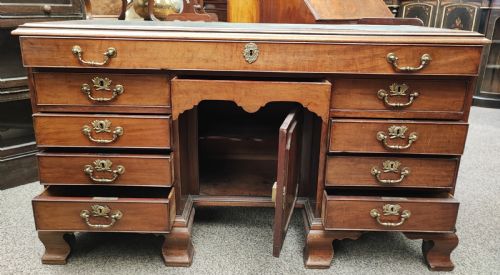 A QUALITY GEORGIAN MAHOGANY KNEEHOLE DESK - ADDITIONAL PHOTO 7
