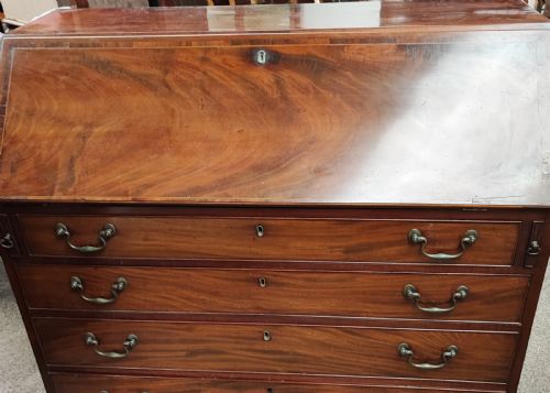 A QUALITY GEORGIAN MAHOGANY BUREAU - ADDITIONAL PHOTO 1