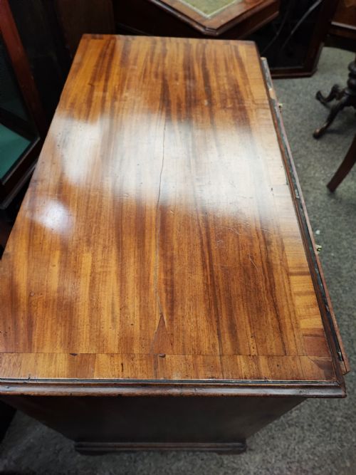 GEORGIAN MAHOGANY CHEST OF DRAWERS WITH BRUSHING SLIDE - ADDITIONAL PHOTO 2