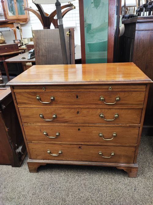 GEORGIAN MAHOGANY CHEST OF DRAWERS WITH BRUSHING SLIDE - ADDITIONAL PHOTO 3