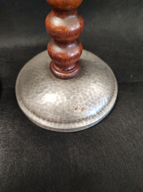 A LIBERTY'S STYLE PAIR OF PEWTER AND OAK CANDLESTICKS - ADDITIONAL PHOTO 3