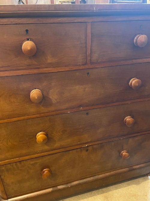A VICTORIAN FIGURED MAHOGANY CHEST OF DRAWERS - ADDITIONAL PHOTO 2