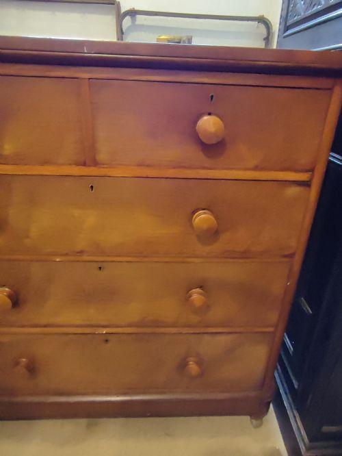 A VICTORIAN FIGURED MAHOGANY CHEST OF DRAWERS - ADDITIONAL PHOTO 3