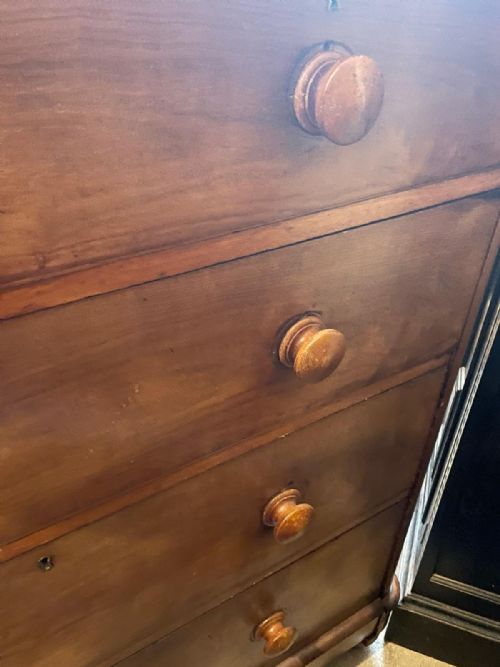A VICTORIAN FIGURED MAHOGANY CHEST OF DRAWERS - ADDITIONAL PHOTO 4