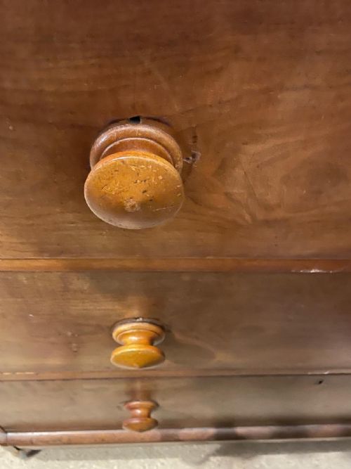 A VICTORIAN FIGURED MAHOGANY CHEST OF DRAWERS - ADDITIONAL PHOTO 5