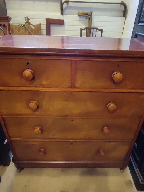 A VICTORIAN FIGURED MAHOGANY CHEST OF DRAWERS - ADDITIONAL PHOTO 6