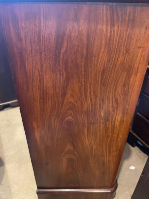 A VICTORIAN FIGURED MAHOGANY CHEST OF DRAWERS - ADDITIONAL PHOTO 7