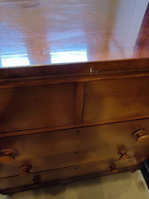A VICTORIAN FIGURED MAHOGANY CHEST OF DRAWERS - ADDITIONAL PHOTO 8