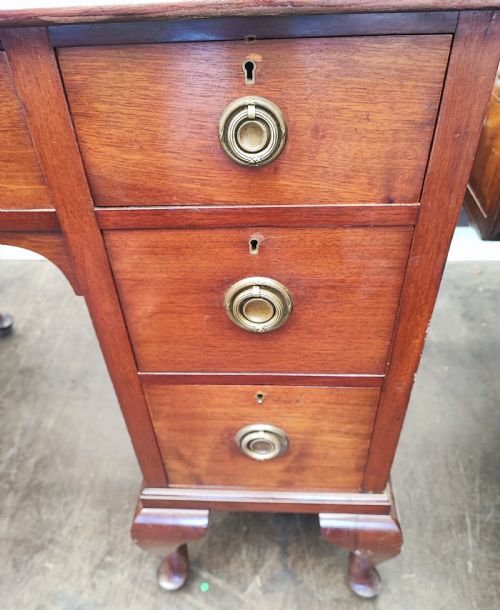 A GOOD EXAMPLE OF A SHAPLAND AND PETTER OF BARNSTAPLE MAHOGANY DESK - ADDITIONAL PHOTO 2