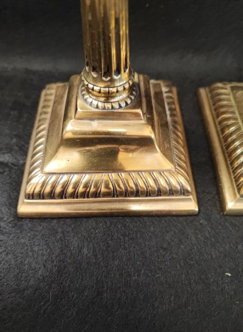 A GOOD PAIR OF GEORGIAN BRASS CANDLE STICKS - ADDITIONAL PHOTO 1