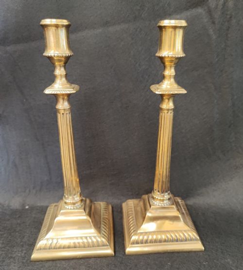 A GOOD PAIR OF GEORGIAN BRASS CANDLE STICKS - ADDITIONAL PHOTO 2