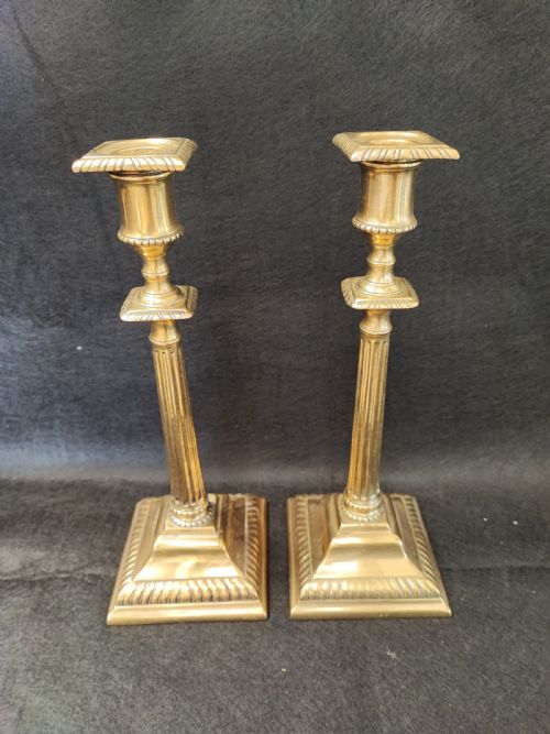 A GOOD PAIR OF GEORGIAN BRASS CANDLE STICKS - ADDITIONAL PHOTO 3