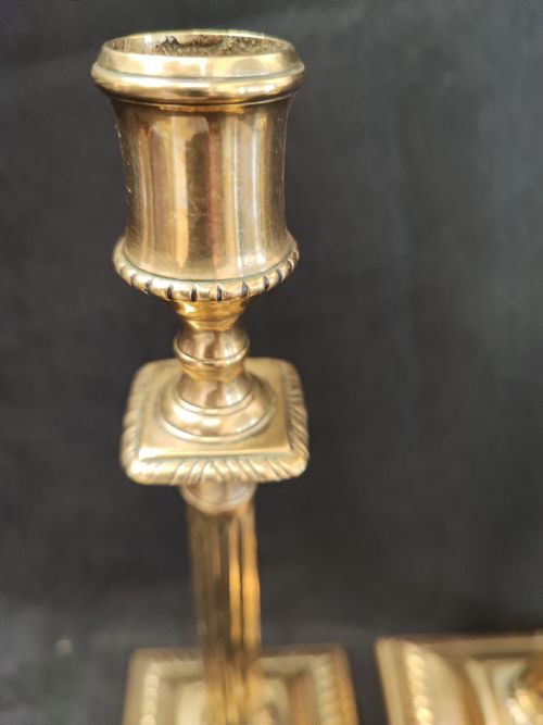 A GOOD PAIR OF GEORGIAN BRASS CANDLE STICKS - ADDITIONAL PHOTO 6