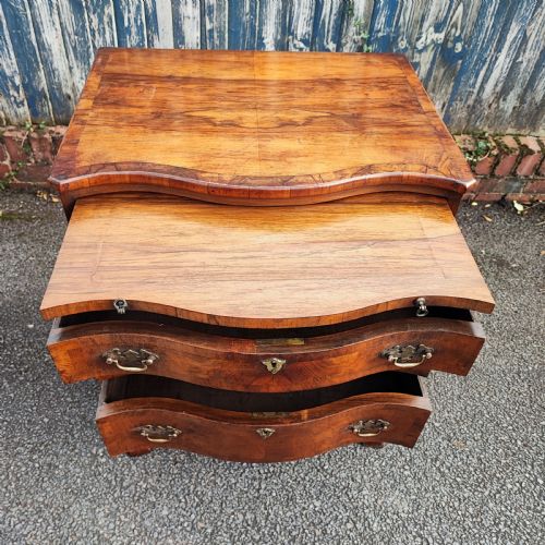A QUALITY SERPENTINE WALNUT CHEST OF DRAWERS - ADDITIONAL PHOTO 1