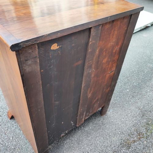 A QUALITY SERPENTINE WALNUT CHEST OF DRAWERS - ADDITIONAL PHOTO 5