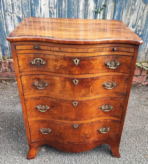 A QUALITY SERPENTINE WALNUT CHEST OF DRAWERS - ADDITIONAL PHOTO 8