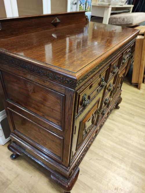 A FINE ANTIQUE OAK SIDEBOARD - ADDITIONAL PHOTO 4