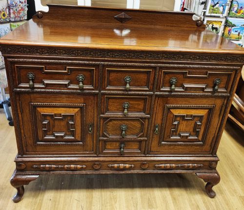 A FINE ANTIQUE OAK SIDEBOARD - ADDITIONAL PHOTO 5