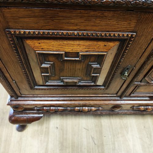A FINE ANTIQUE OAK SIDEBOARD - ADDITIONAL PHOTO 8