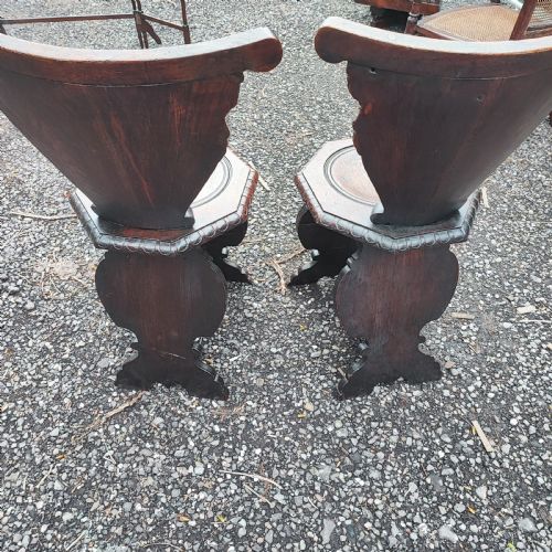 SUPERB PAIR OF CARVED ITALIAN OAK HALL CHAIRS - ADDITIONAL PHOTO 1