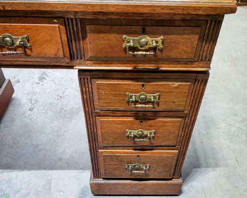 ANTIQUE OAK PEDESTAL DESK - ADDITIONAL PHOTO 1