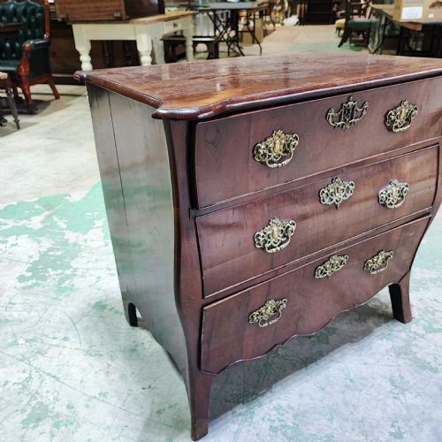 FINE SMALL 18C DUTCH MAHOGANY CHEST OF DRAWERS - ADDITIONAL PHOTO 1