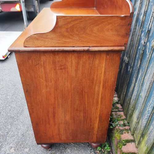 CHARMING SMALL VICTORIAN MAHOGANY CHEST OF DRAWERS - ADDITIONAL PHOTO 1