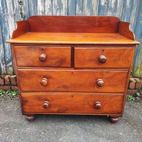 CHARMING SMALL VICTORIAN MAHOGANY CHEST OF DRAWERS - ADDITIONAL PHOTO 4