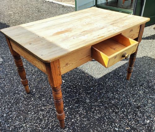 VICTORIAN SCRUB TOP PINE KITCHEN TABLE
