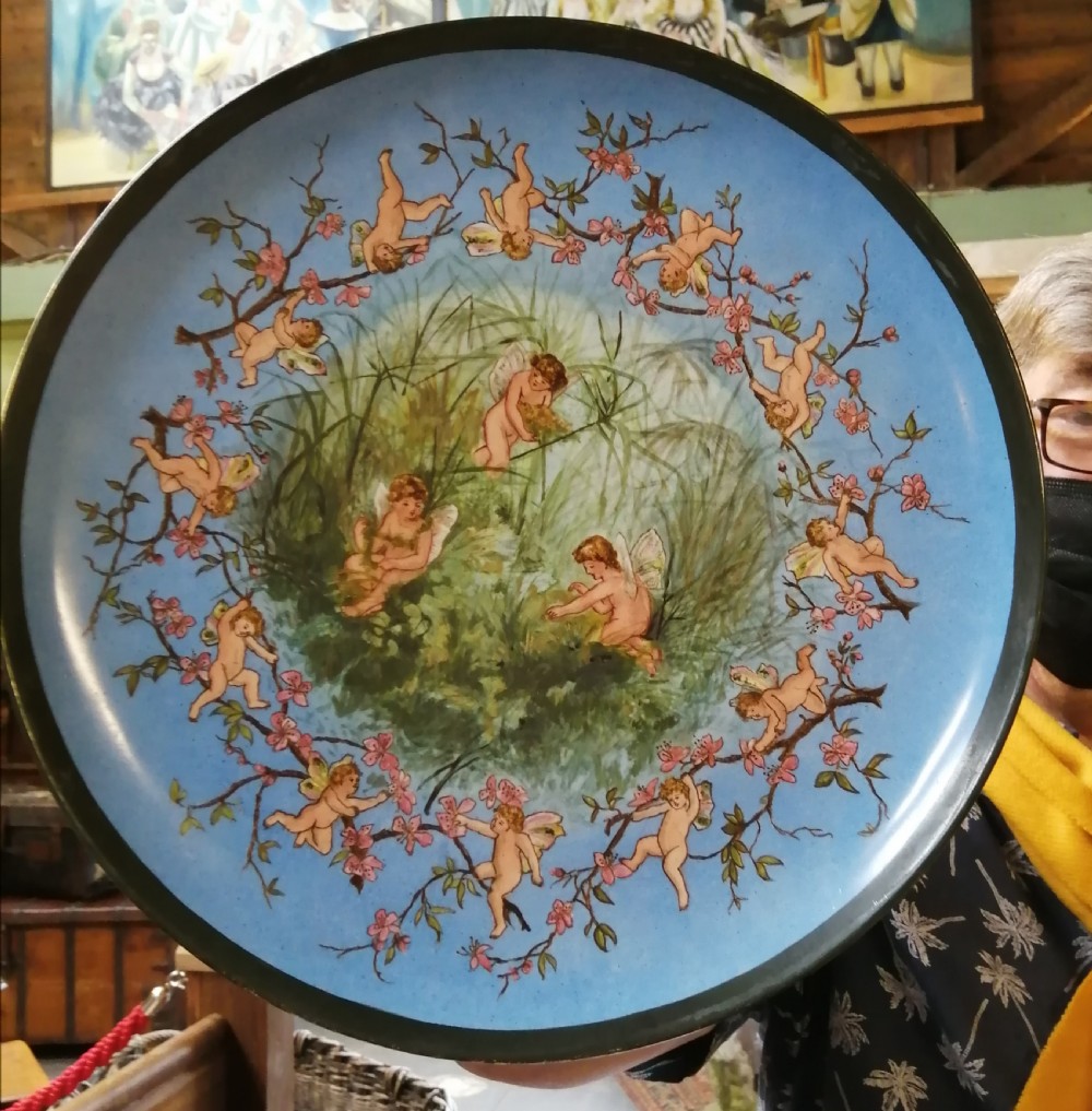 Victorian pottery charger depicts cherubs at play 