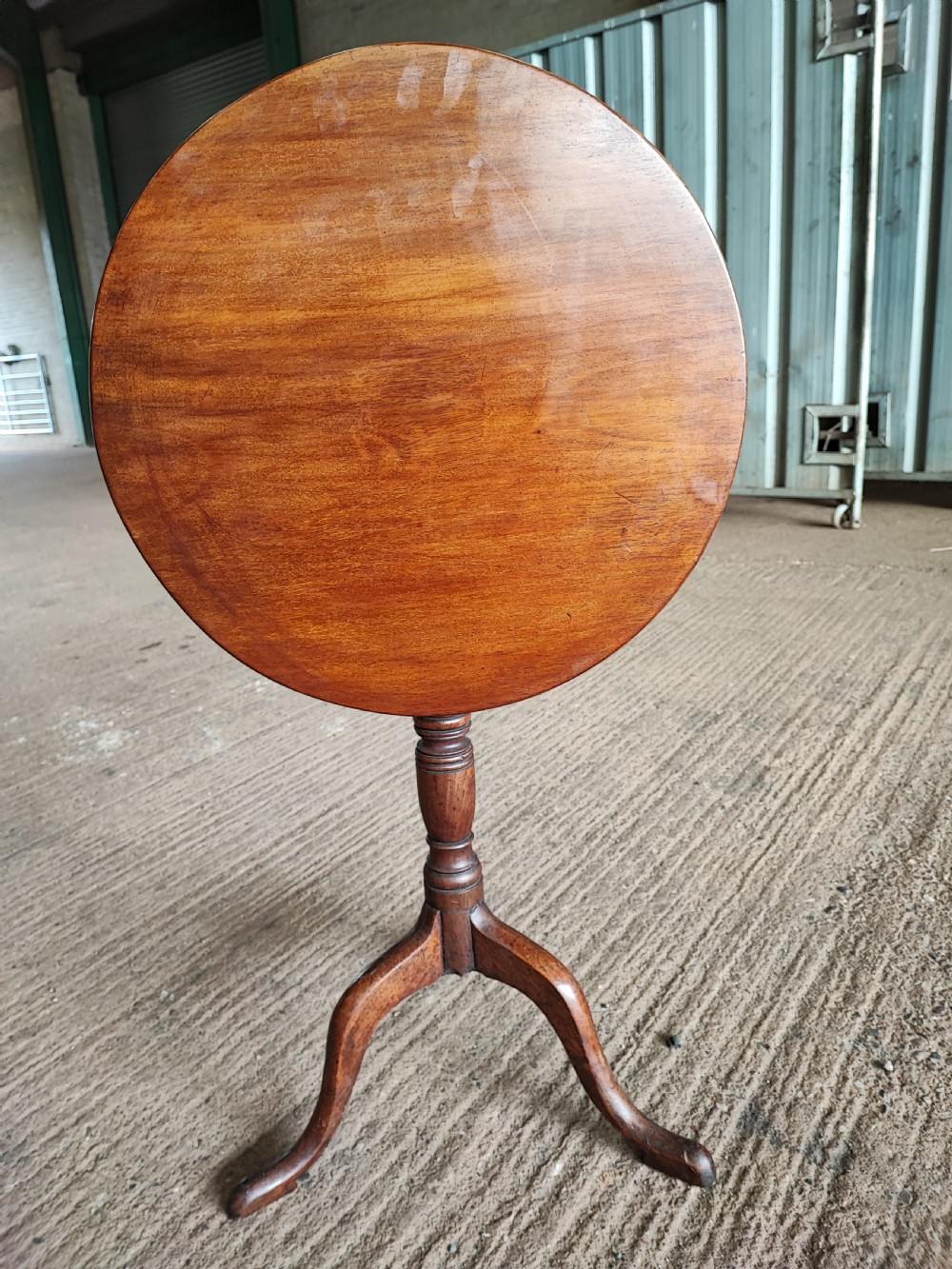 A Georgian mahogany tripod lamp or wine table 