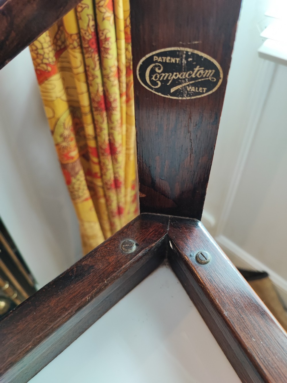 A compactum oak valet. View XI