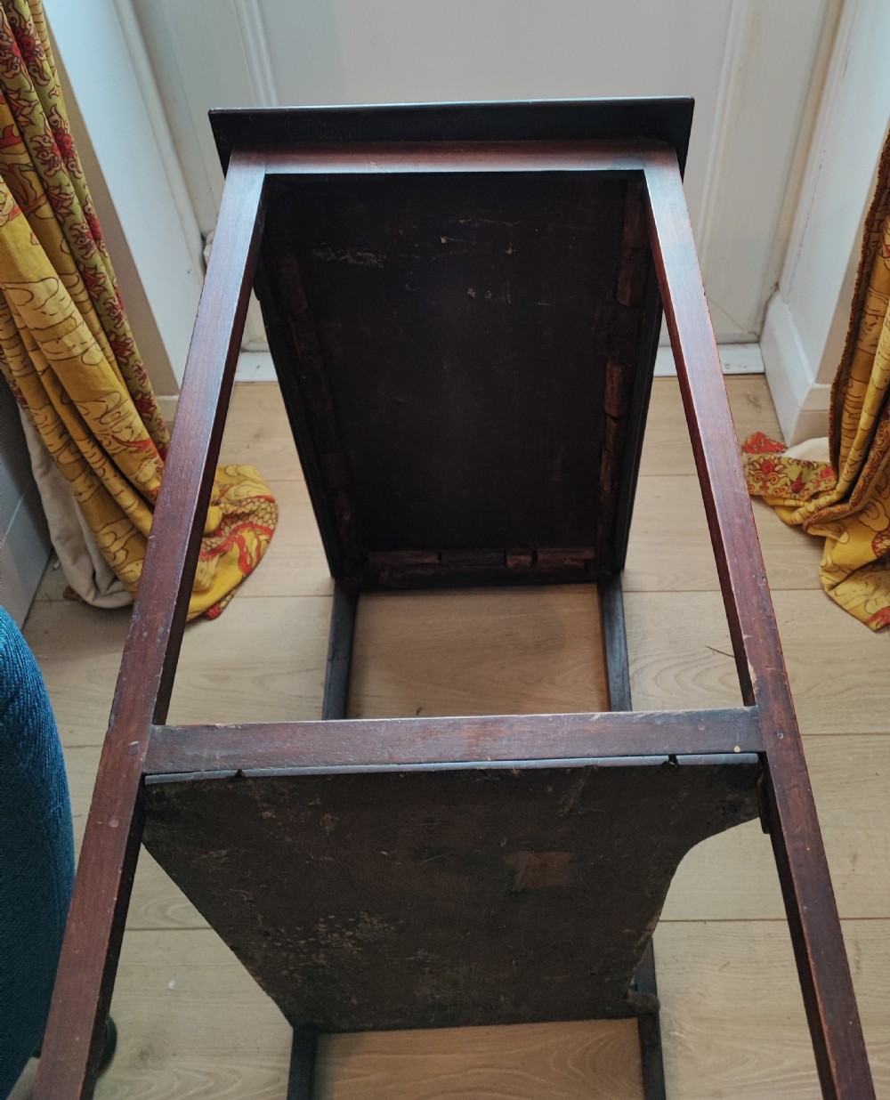 Elegant George III mahogany lamp side table. View VI