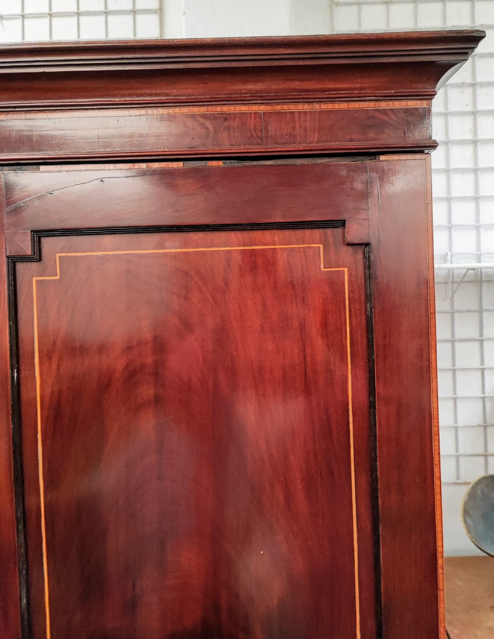 Good Regency inlaid linen press. View XI