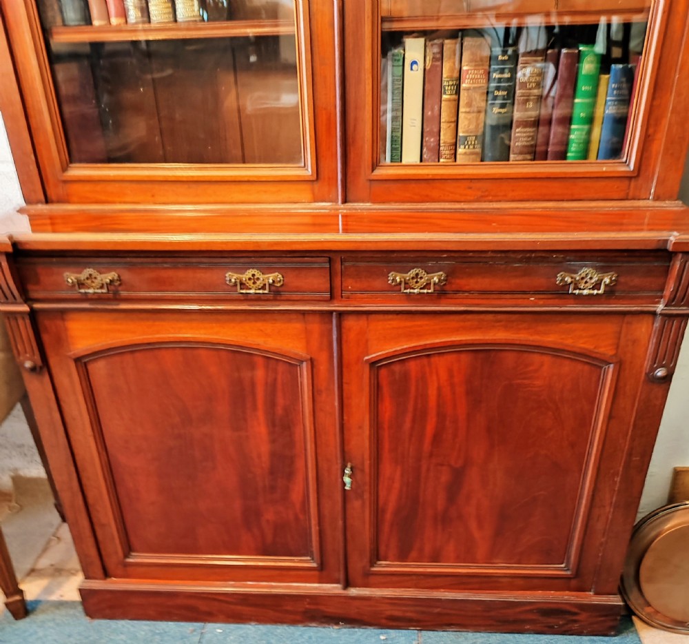 Fine quality Victorian mahogany bookcase. View II