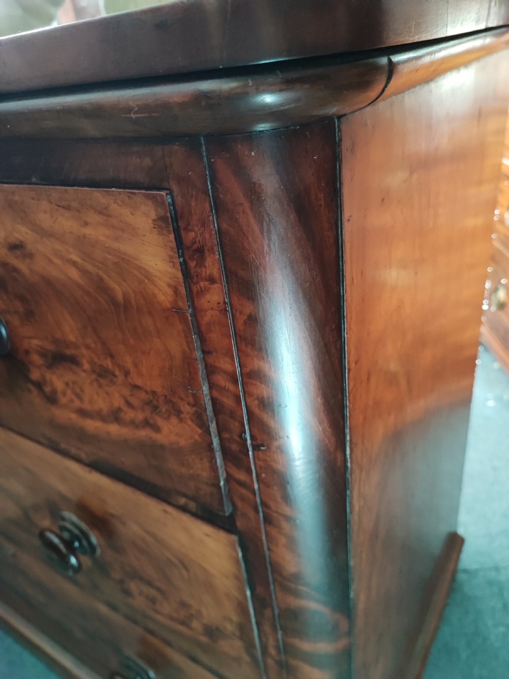 Quality Victorian mahogany chest of drawers. View II