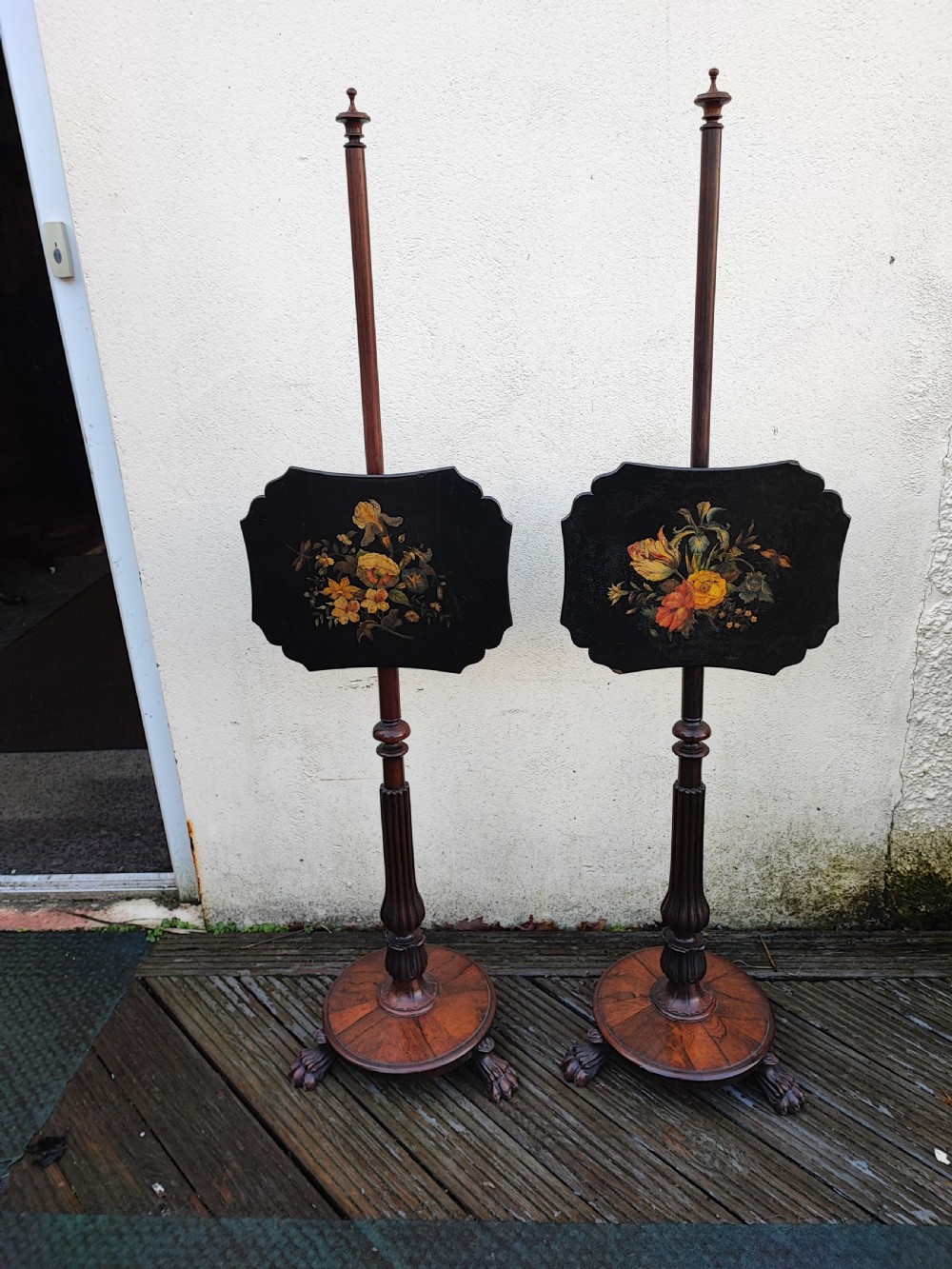 A fine pair of Regency rosewood pole screens.