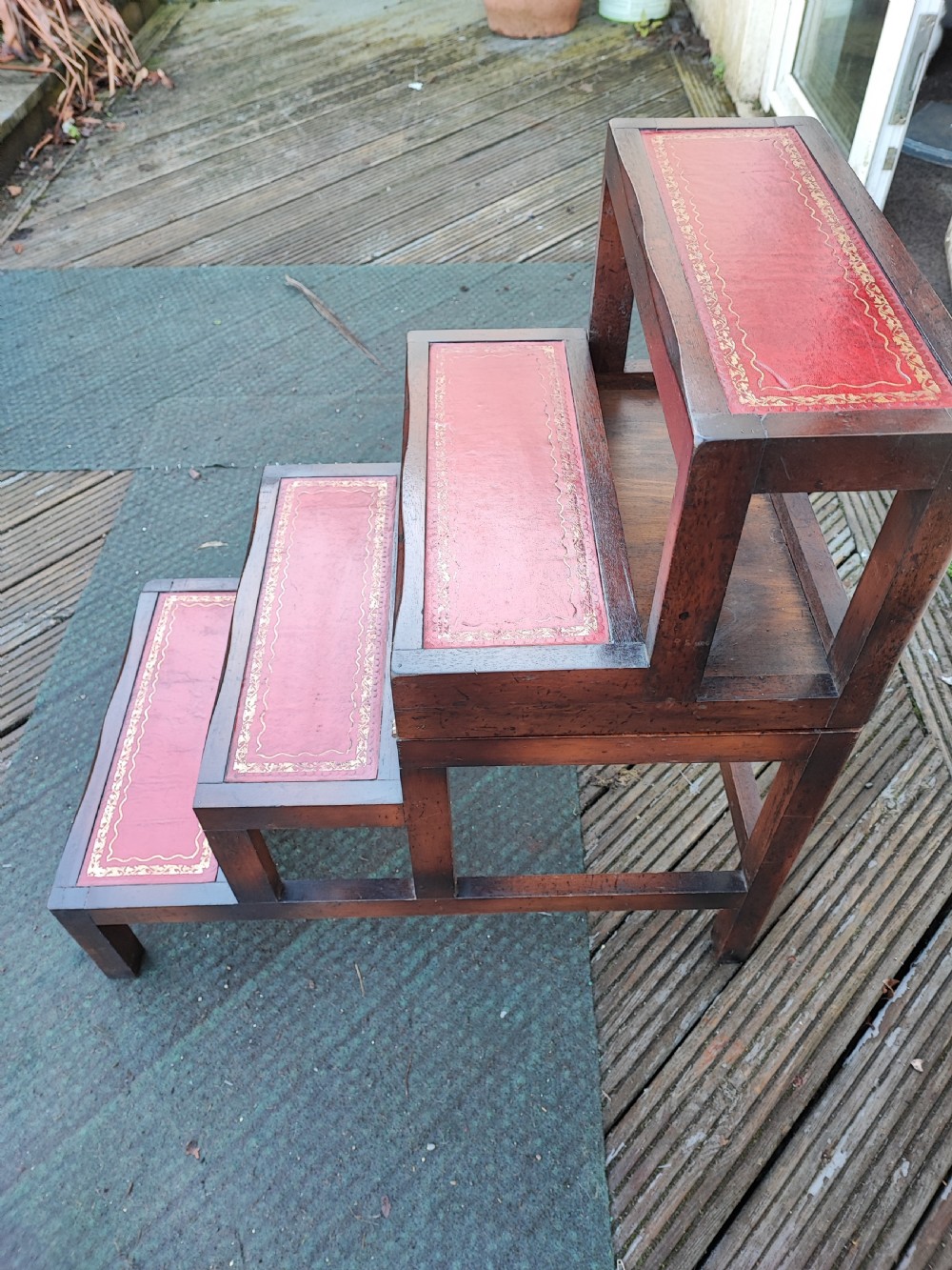 Set of metamorphic library steps. View V
