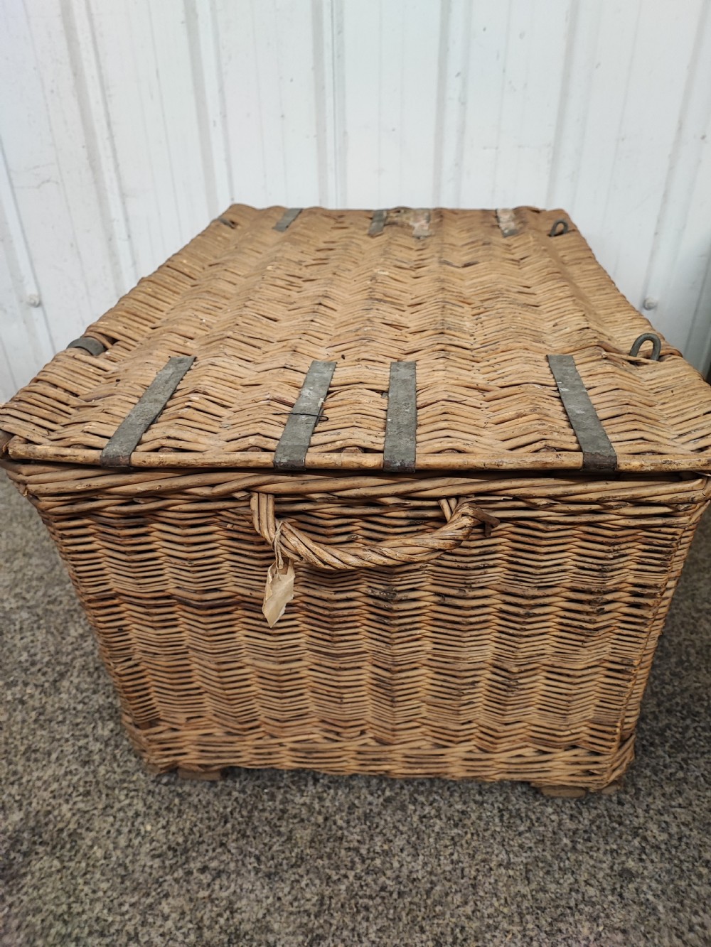 Antique willow log or laundry basket,of a large size. View VI