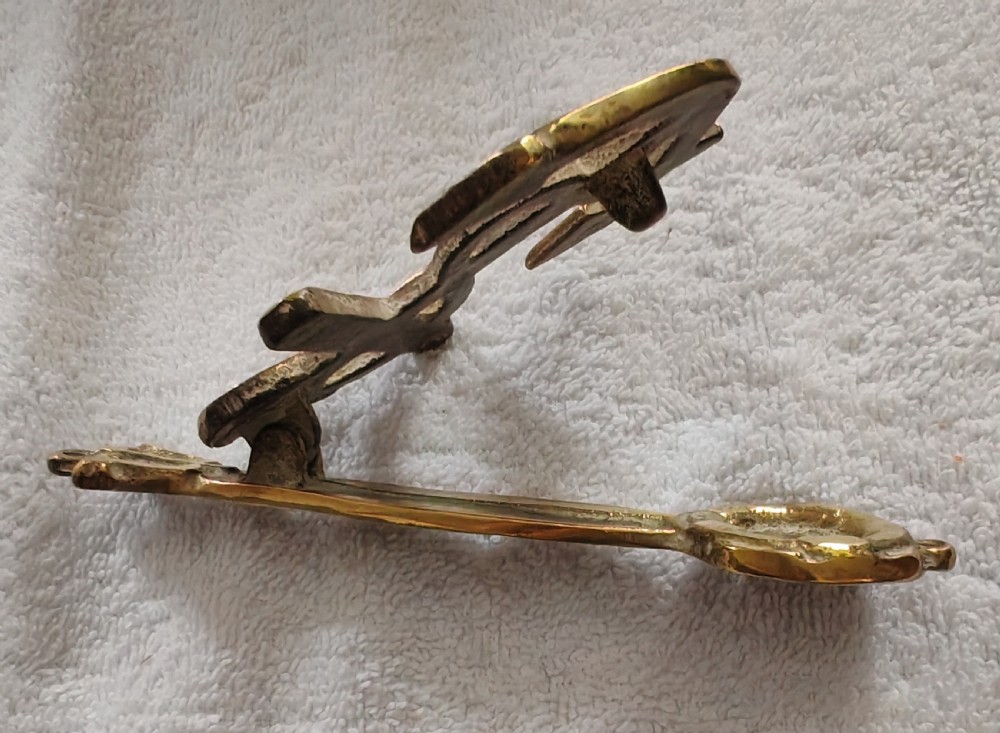 A solid cast brass door knocker crafted in the shape of a fouled anchor with rope detailing and an integrated striker. View VI