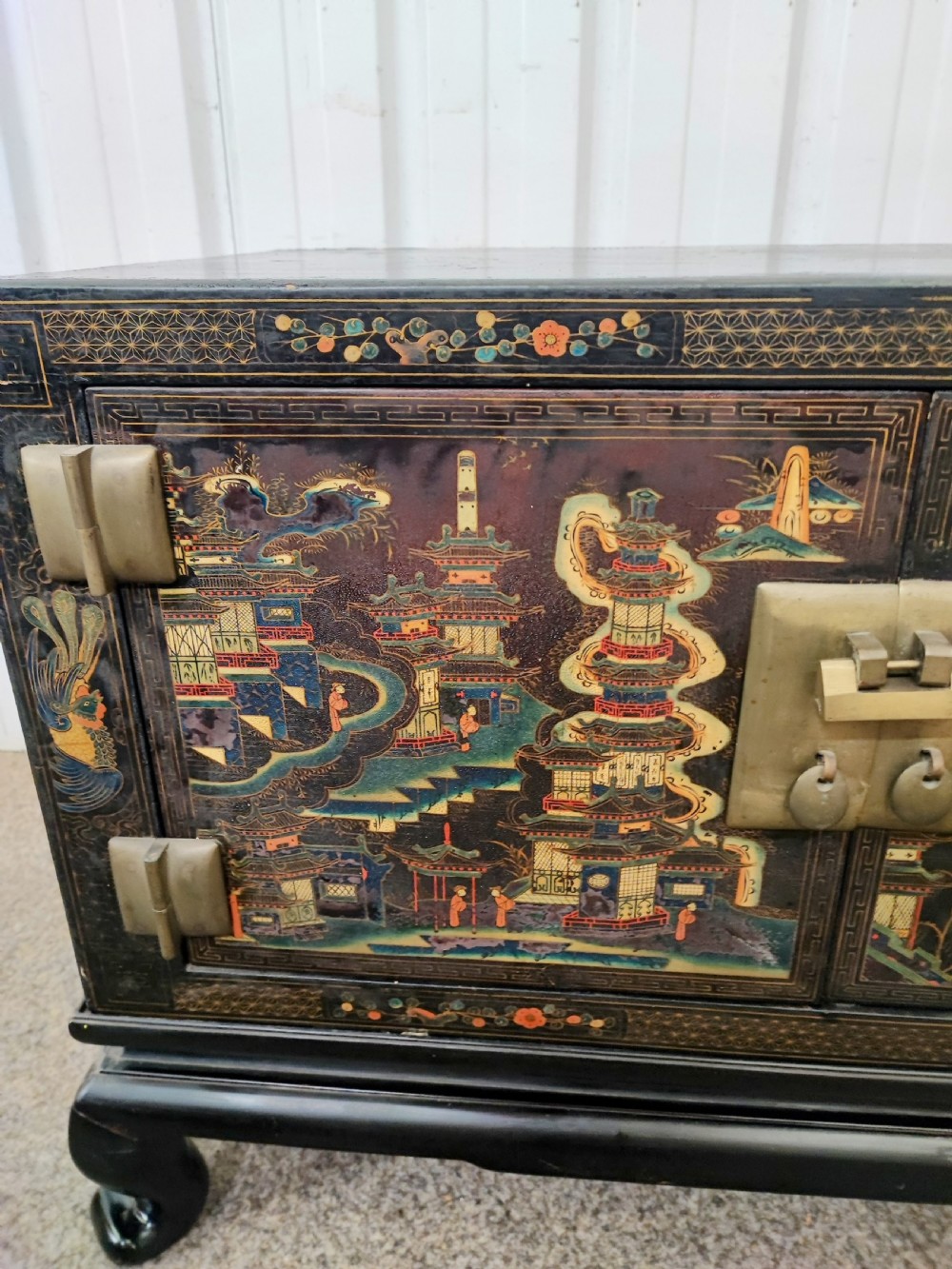 A fine antique Chinese lacquered 6 door robe cabinet  View VII