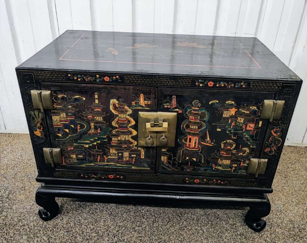 A fine antique Chinese lacquered 6 door robe cabinet  View VIII