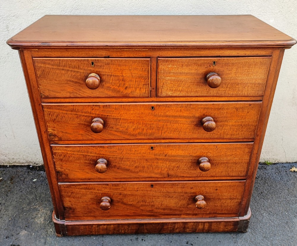 A quality Victorian mahogany chest of drawers.