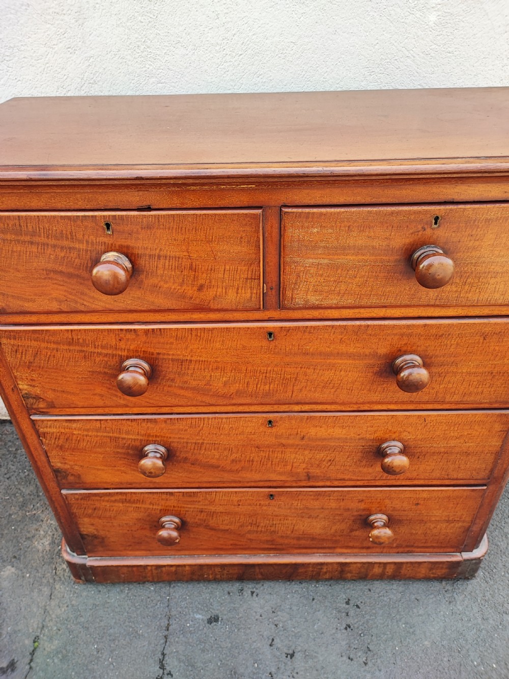 A quality Victorian mahogany chest of drawers. View III